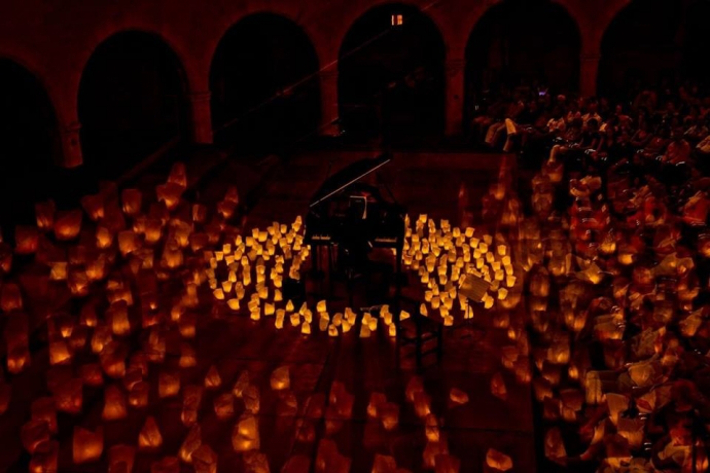 El pianista y compositor David Gmez ofrecer de nuevo su concierto '1 piano y 200 velas'en el Acueducto Romano de Almucar