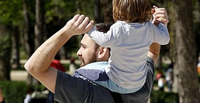 La Junta equiparará permisos por maternidad y paternidad en 20 semanas