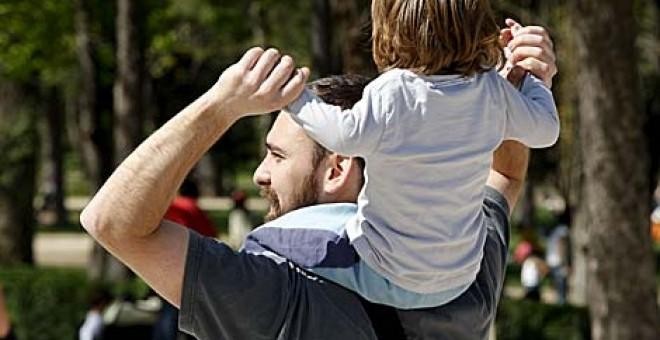 La Junta equiparar permisos por maternidad y paternidad en 20 semanas 