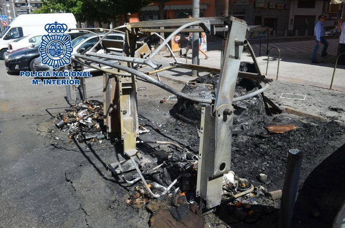 La Policía Nacional detiene a dos jóvenes e identifica a un tercero como presuntos autores de dos incendios en contenedores 