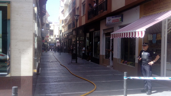 Intoxicada por inhalación de humo una persona en el incendio de una vivienda en Motril