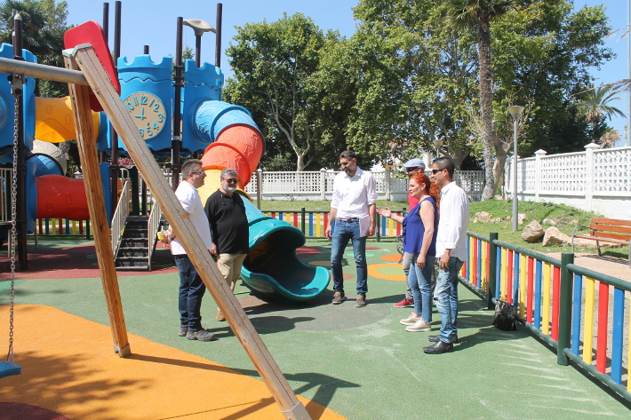 El Ayuntamiento reabre la zona infantil del Parque de la Fuente tras las obras de reparacin.