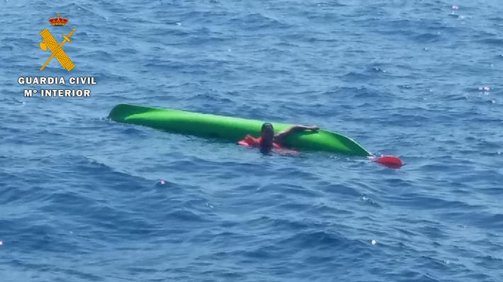 La Guardia Civil rescata a una joven que naufrag a 1,5 kilmetros de la Costa, frente a La Herradura.