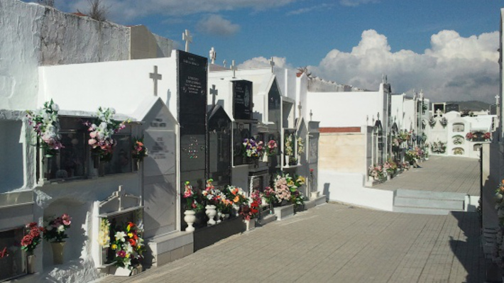 Salobrea lleva a cabo trabajos de mejora y embellecimiento de los cementerios de cara al Da de Todos los Santos