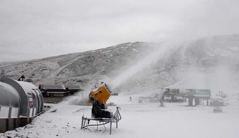 Sierra Nevada pone en marcha el sistema de nieve producida con ms de un centenar de 