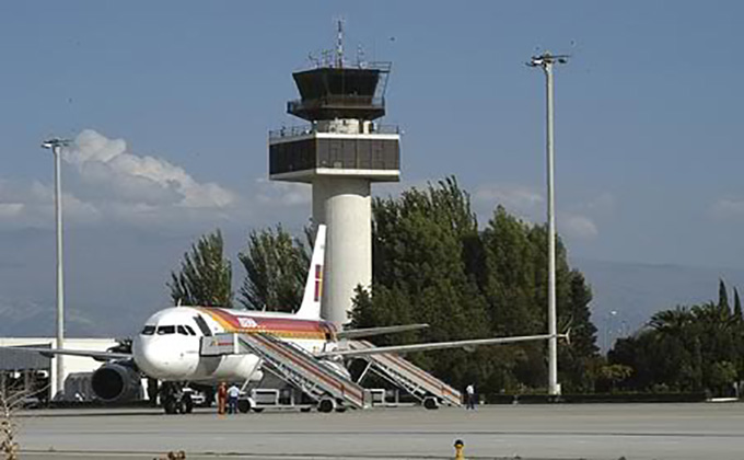 La plantilla de IBERIA en Granada muestra su satisfaccin por la continuidad del primer vuelo diario a Madrid 
