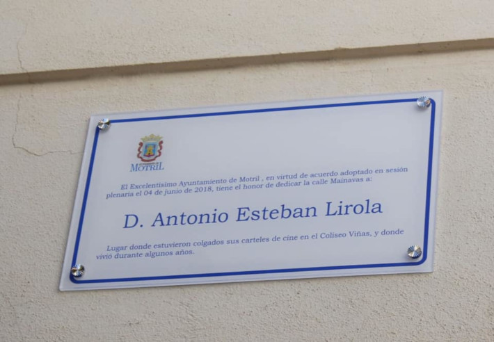 Una placa recuerda al artista motrileo Antonio Esteban Lirola en la calle Mainavas, junto al histrico cine Coliseo Vias