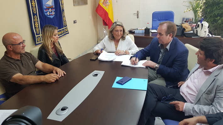 El Ayuntamiento de Almucar firma el nuevo contrato de limpieza con FCC que conllevar nueva maquinaria y ampliacin de las zonas de actuacin