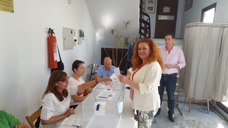 Mara Eugenia Rufino abre la votacin en el colegio del Museo. 