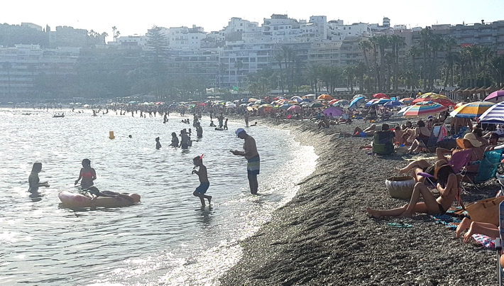 La playa es el mejor lugar para combatir la ola de calor que disminuye ligeramente a partir de este domingo.