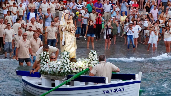 Vecinos y visitantes de La Caleta-La Guardia estn inmersos en las fiestas de la Virgen del Carmen.