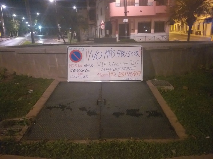 Ciudadanos, polticos y empresarios se concentran este viernes para protestar por la prohibicin de aparcar en playa de Poniente