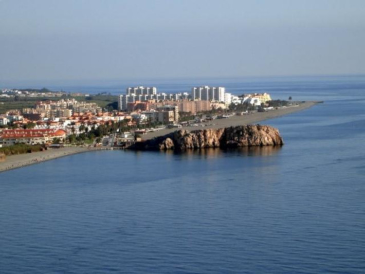 Aparece y desaparece una mancha en el mar de Salobrea y el Ayuntamiento analiza su procedencia