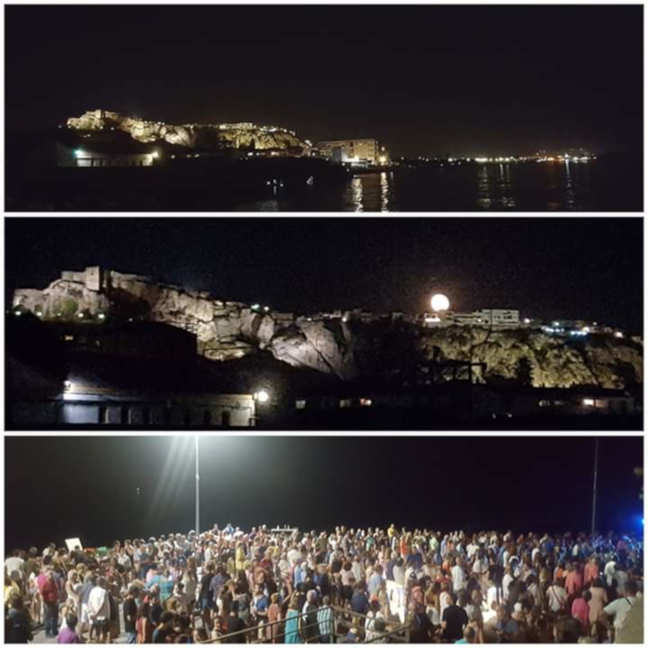 Lleno absoluto en la plaza del Lavadero de La Caleta en la fiesta de 'Fiebre del Sbado Noche'