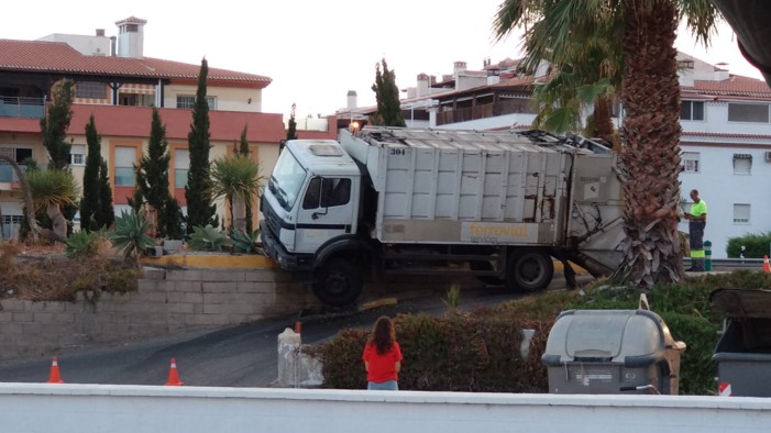 Un camión de recogida de residuos de Salobreña se empotra contra una mediana