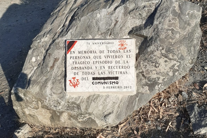Adelante Almuñécar denuncia un ataque vandálico en la placa en recuerdo de las víctimas del franquisto y La Desbandá