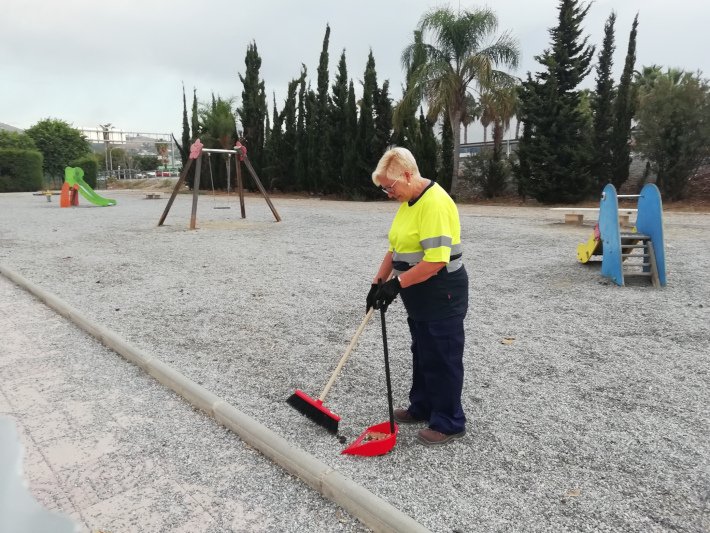 Ms de una treintena de personas trabajan este martes en un plan integral de limpieza y adecuacin de los parques infantiles 