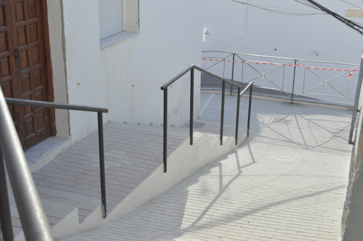 El rea de Obras y Mantenimiento coloca una escalera y nuevo adoquinado para rebajar la pendiente de la calle Arrabal Villa B