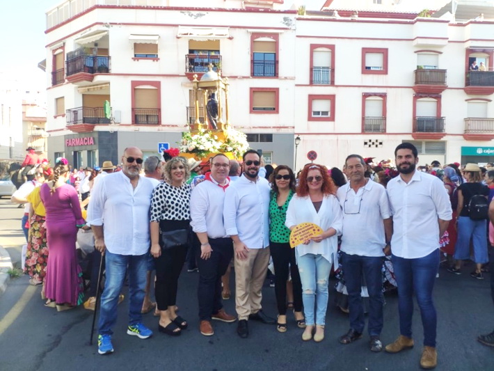 Un total de 40 carrozas llenan de color el paseo martimo de Salobrea durante la Romera del Sur
