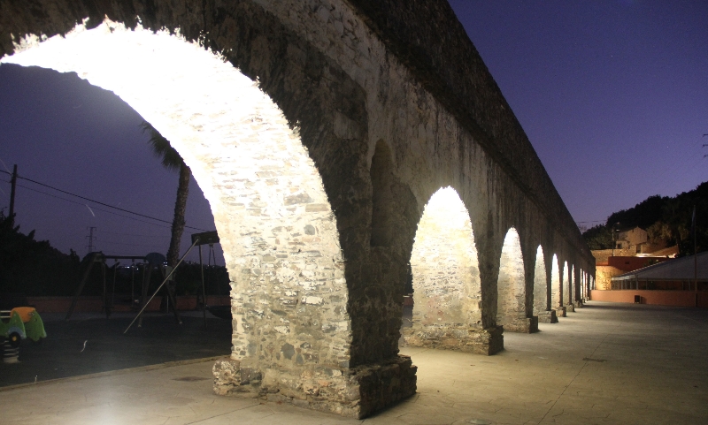 El Acueducto de Torrecuevas ya luce iluminado de noche.