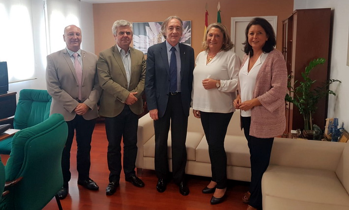 La coordinación socio-sanitaria es uno de los asuntos que ha trasladado la alcaldesa al delegado de Salud.