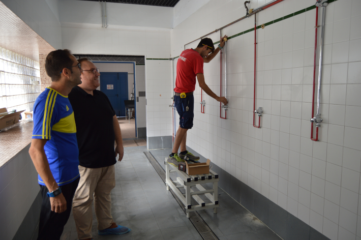 Una nueva silla adaptada ayudar a las personas con diversidad funcional a meterse en la piscina municipal de Salobrea