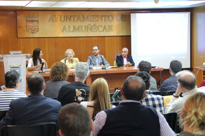 La catedrática Carmen Calero, recibe el reconocimiento de Almuñécar.
