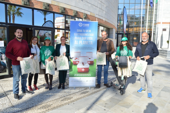 La campaña 'Dona Vida al Planeta' paso por Salobreña con el objetivo de concienciar sobre el reciclaje de RAEE
