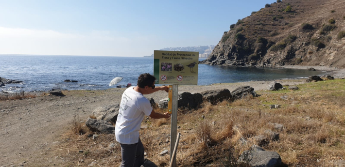 Junta y Ayuntamiento sealizan zonas de la Costa de Almucar protegidas por su flora y fauna