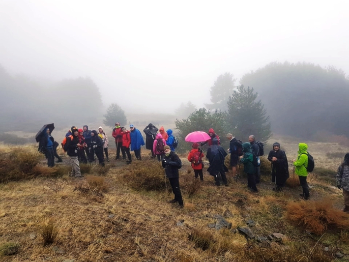 Una treintena de senderistas de Almucar recorrieron una ruta por Sierra Nevada bajo la niebla y la llovizna