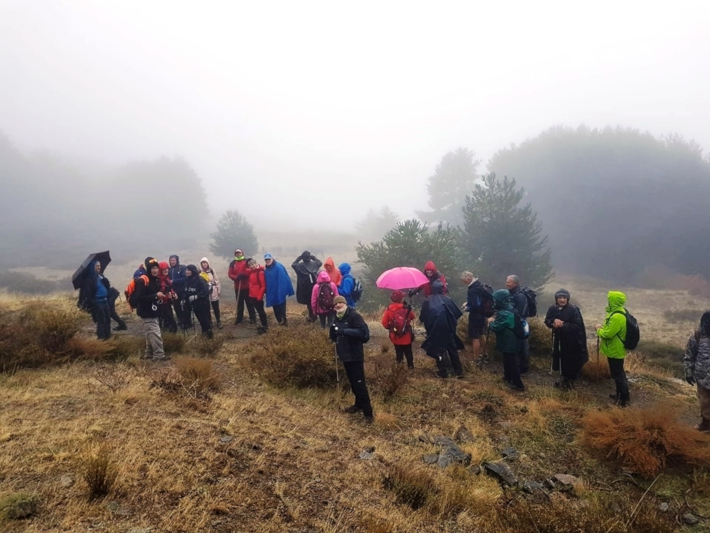 Una treintena de senderistas de Almuñécar recorrieron una ruta por Sierra Nevada bajo la niebla y la llovizna