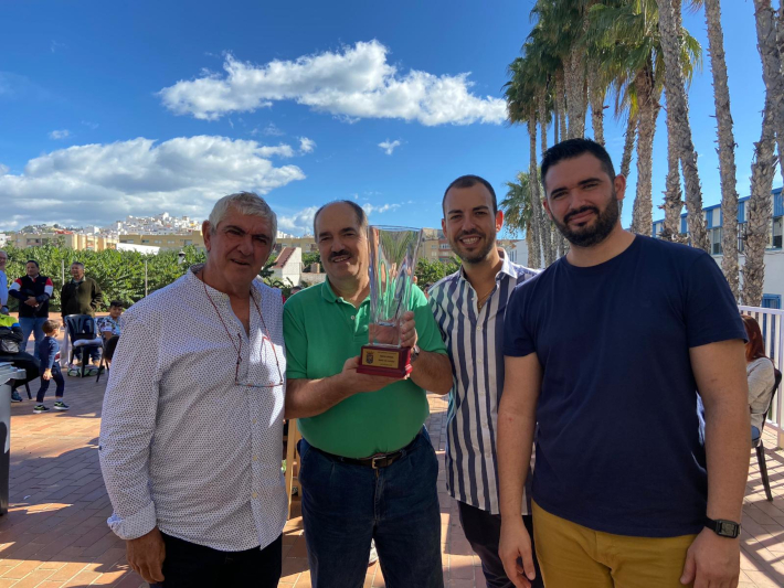 Francisco Prez Plaza gana el premio  Ciudad de Almucar del XXXIII Concurso Ornitolgico sexitano con un canario gata rojo mosaico