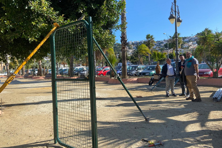 Adelante muestra su satisfacción por la ejecución del primer parque canino de Almuñécar.