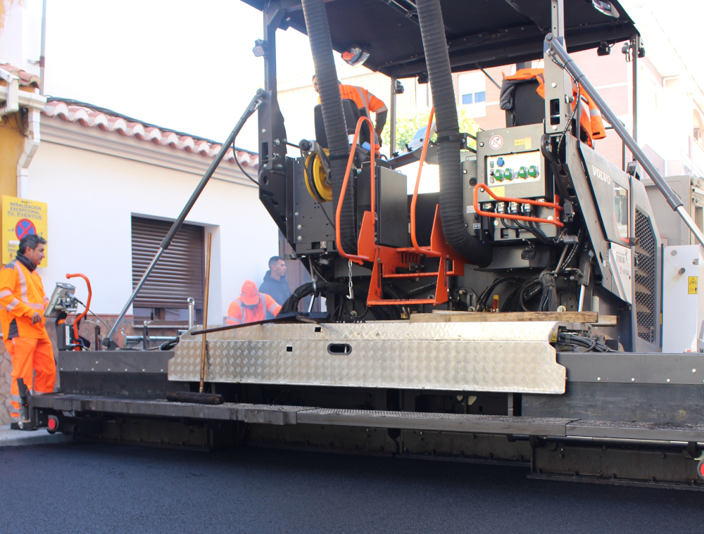 El Ayuntamiento de Motril asfalta seis calles de la ciudad, 