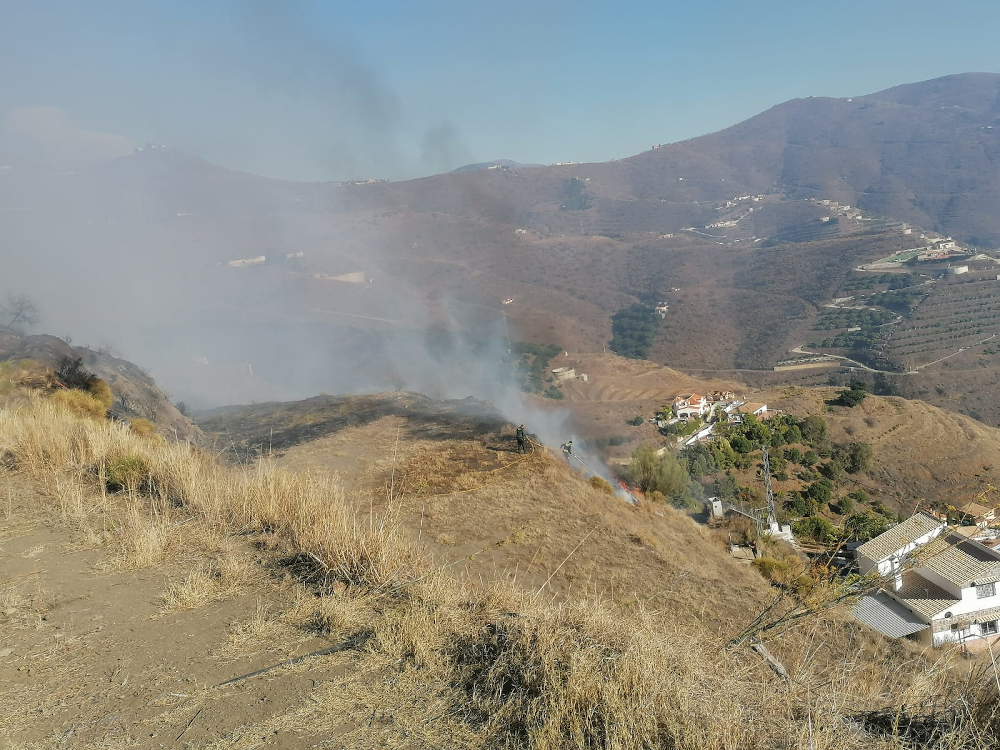La Guardia Civil investiga al presunto autor del incendio en la Loma del Gato e Ítrabo, el propietario de la finca donde se originó.