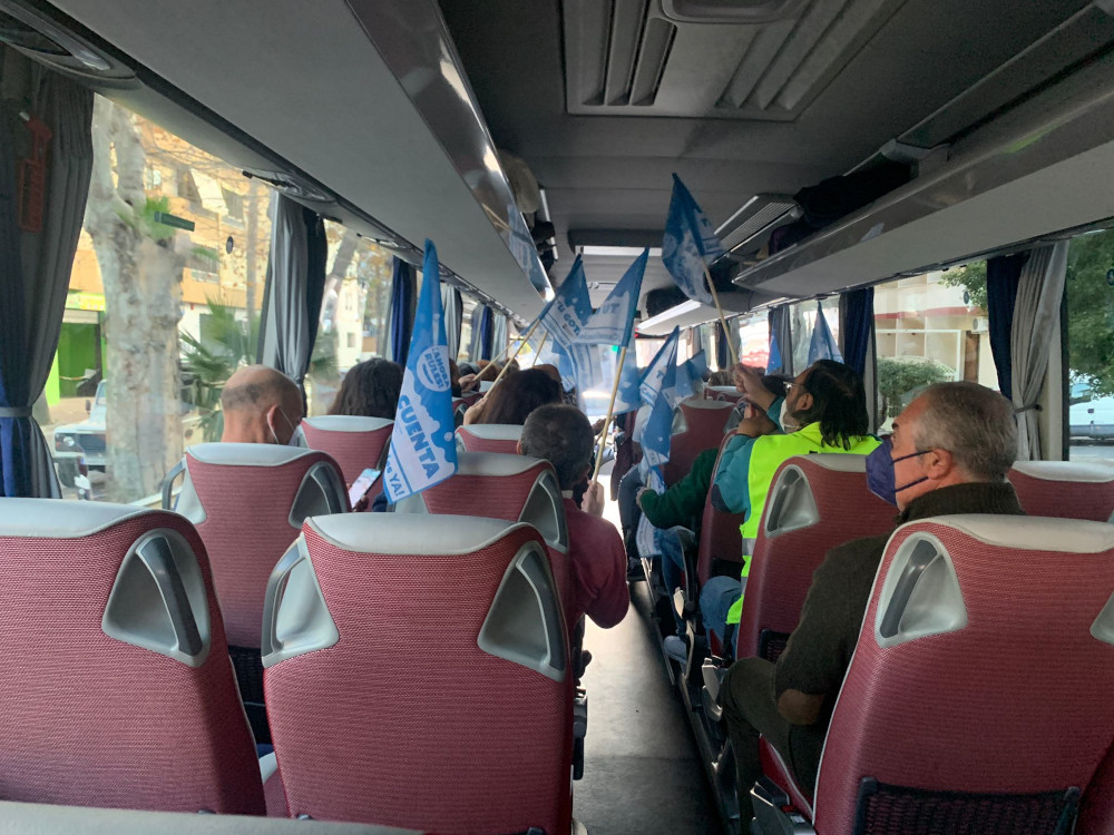 Casi una treintena de autobuses más vehículos particulares, rumbo a Granada a la Manifestación por las Infraestructuras