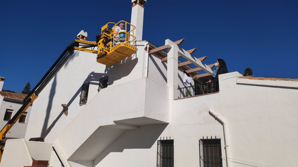 El Ayuntamiento de Almuñécar invierte 40.000 euros en el pintado exterior de las Casas de la Tercera Edad