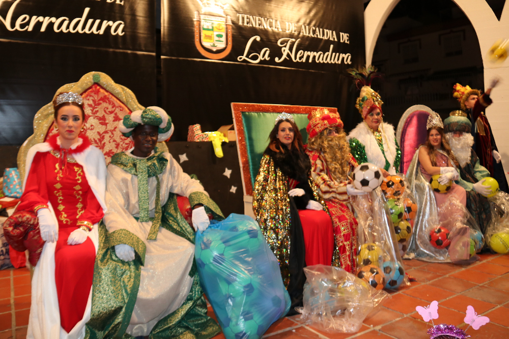 Los Reyes y Reinas Magas de Almucar y La Herradura repartirn regalos en la plaza de la Independencia 