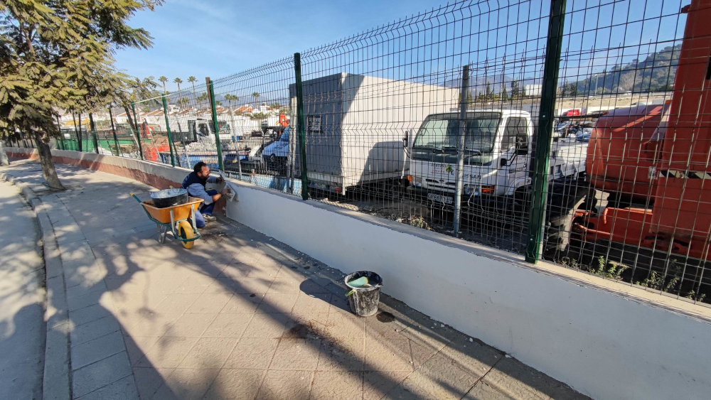 El Ayuntamiento de Almuñécar acomete el vallado para adecentamiento y ordenamiento de la parcelajunto al acceso P- 4 y Río Verde