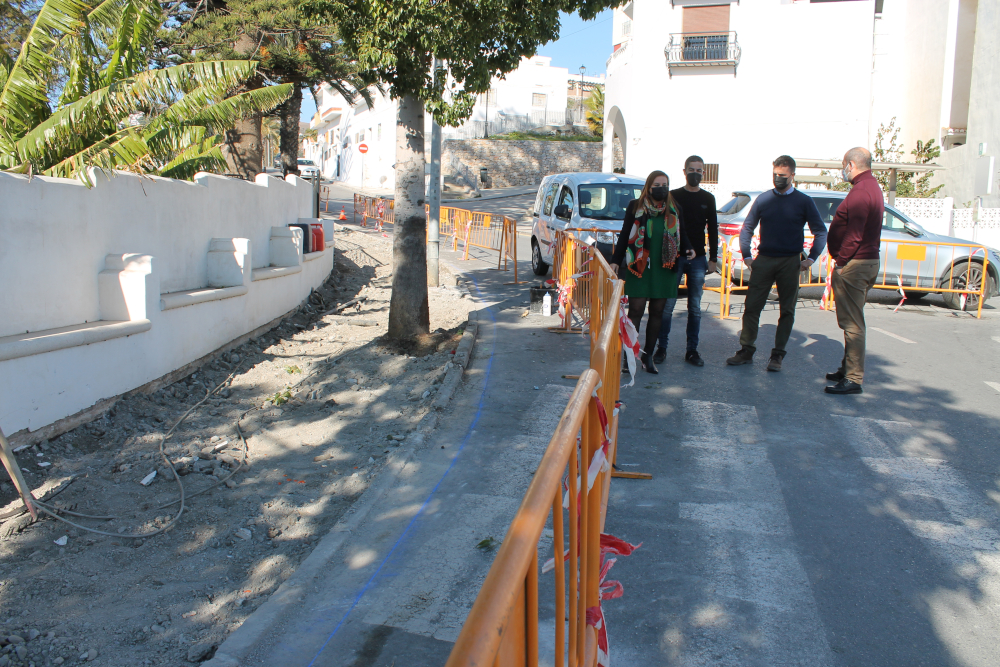 El Ayuntamiento de Salobreña cambia el acerado de la calle Portichuelo, deteriorado por las raíces de los árboles