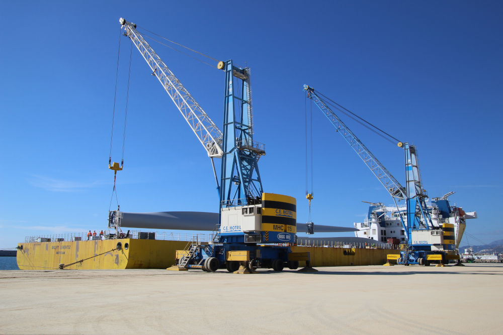 El Puerto de Motril bate su récord de carga con la exportación de 89 palas para aerogeneradores 