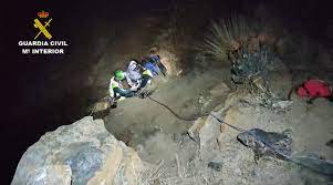La Guardia Civil rescata a una senderista que  había sufrido una caída de 40 metros por un cortado cerca de Capileira.