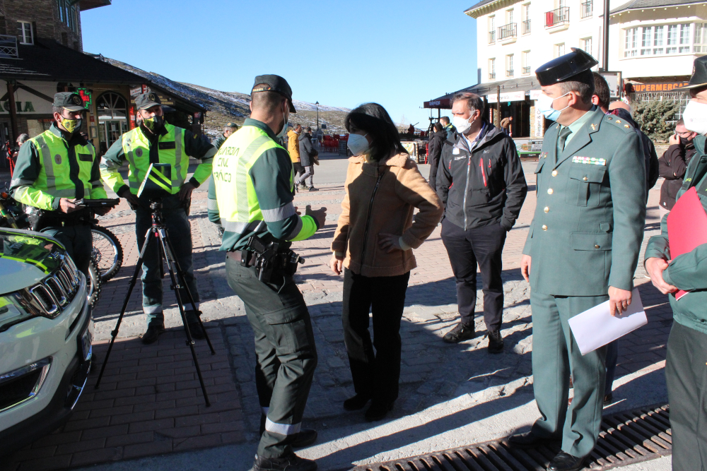 La Subdelegada del Gobierno y el teniente coronel jefe de Operaciones de la Guardia Civil de Granada supervisan el dispositivo de seguridad de Sierra Nevada