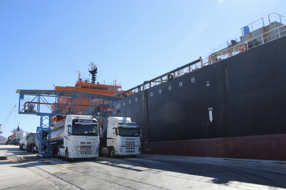 Primera descarga de melaza del año en el Puerto de Motril con 28.000 toneladas