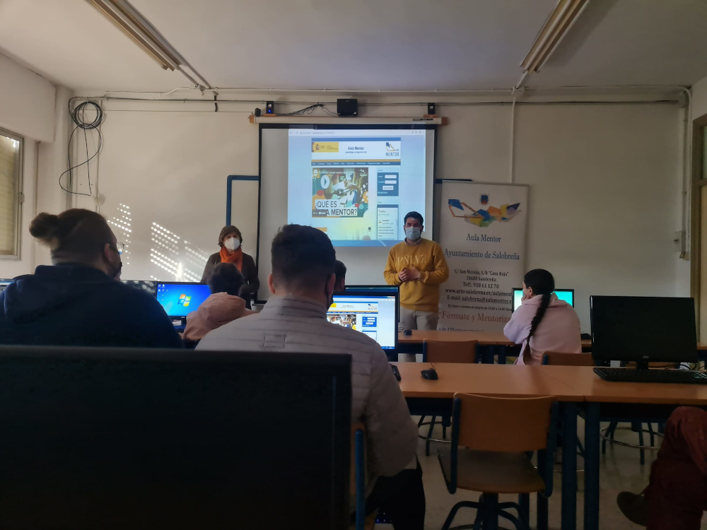 Formacin y Empleo de Salobrea da a conocer su oferta de cursos y servicios entre el alumnado de los centros educativos