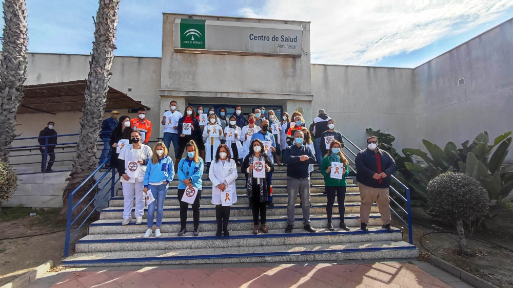 Sanitarios de Almuñécar se manifiestan contra la agresión verbal sufrida por dos compañeros