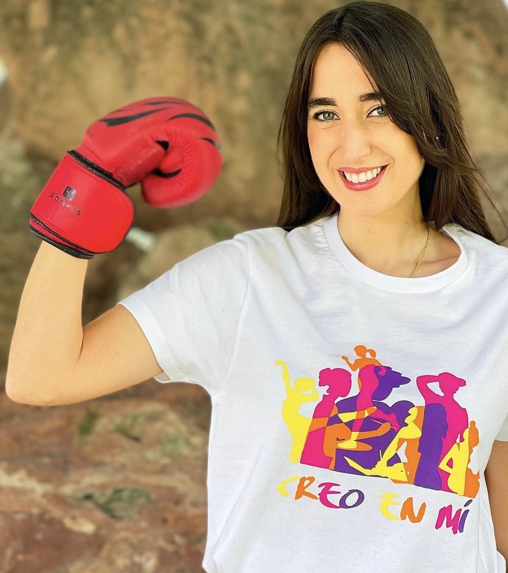 La diseñadora de La Herradura Rocío Torres, crea una colección de camisetas dedicadas a mujeres.