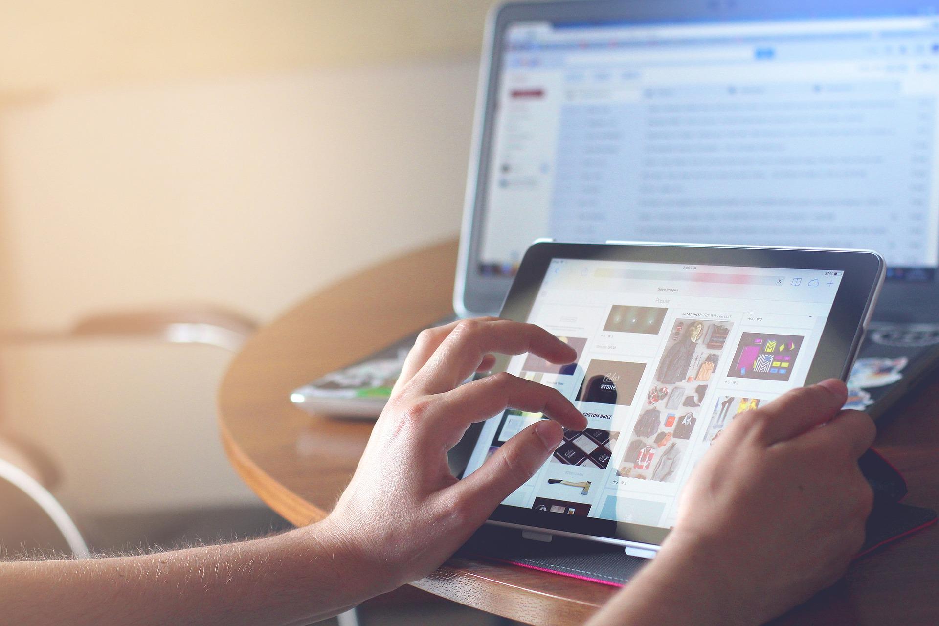 Educación instala más de 100 nuevas pantallas digitales en 60 centros docentes granadinos por más de 200.000 euros
