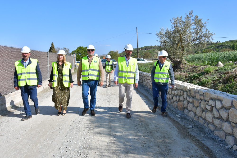 El delegado territorial de Desarrollo Sostenible visita las obras de mejora de las vías pecuarias del Camino de Cacín a la Costa 
