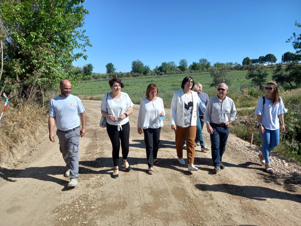 La delegada de Agricultura visita las obras de mejora en un camino rural del municipio de Láchar